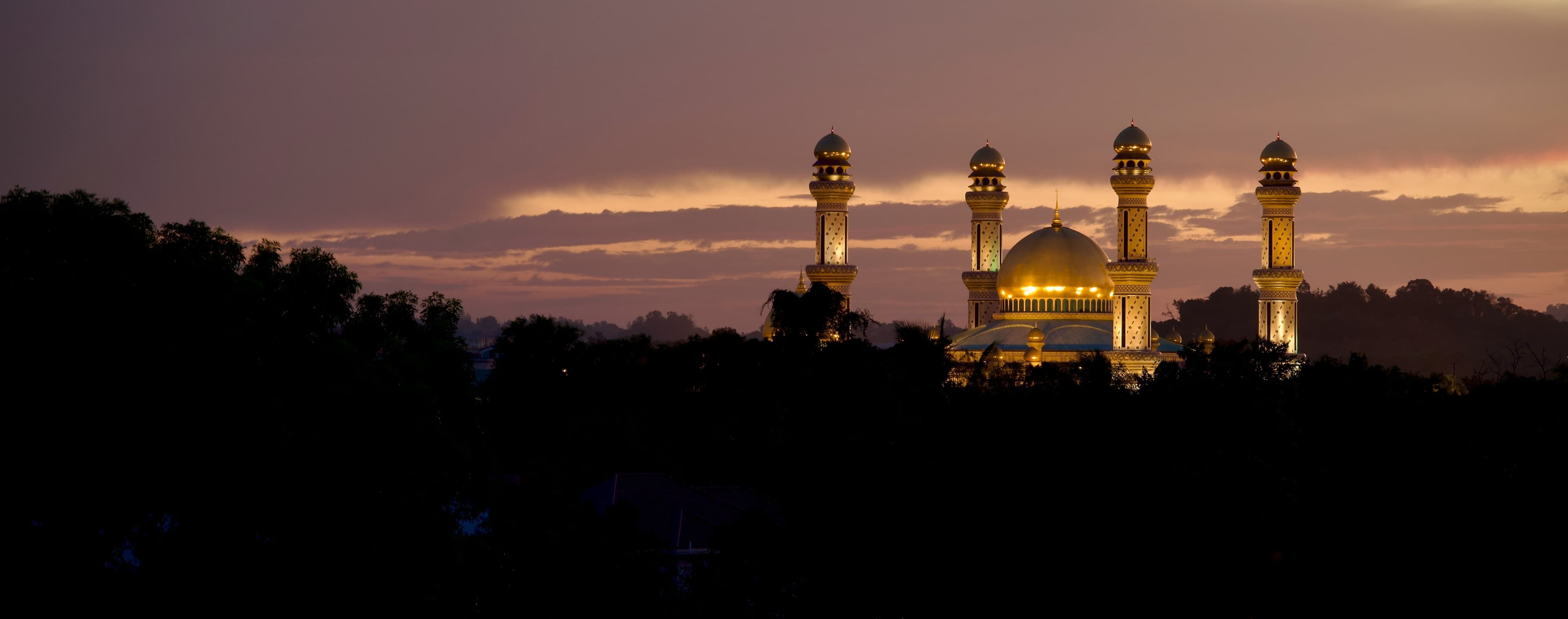 Jame' Asr Hassanal Bolkiah Mosque at sunset